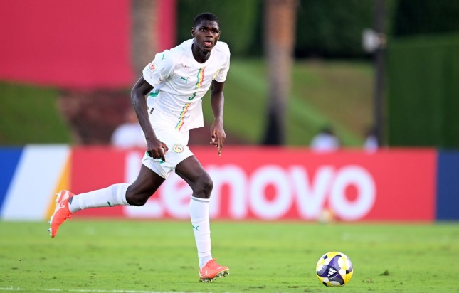 Cầu thủ Senegal Ndiaye rê bóng trong trang phục đội tuyển quốc gia.